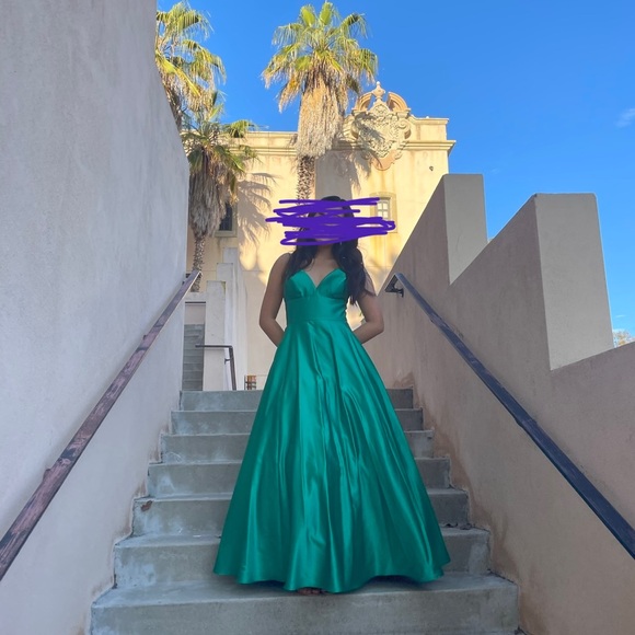 Emerald green prom/formal dress 💚 - Picture 1 of 9